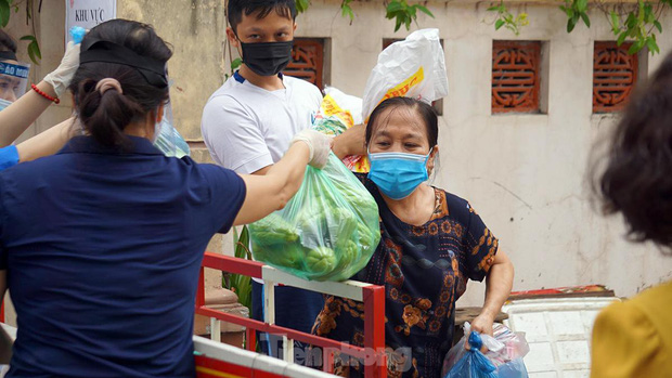  Hải Phòng tiếp tế cho hàng trăm dân khu phong tỏa liên quan nữ giáo viên mắc COVID-19 - Ảnh 7.