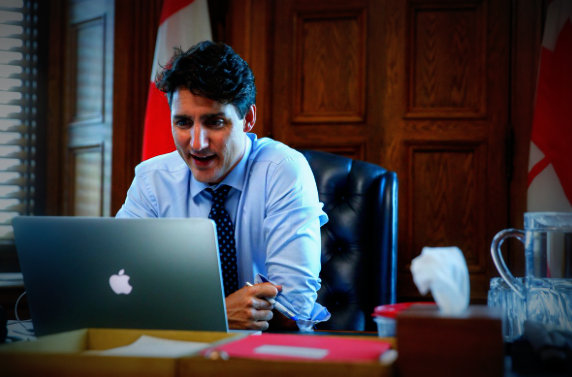 Thủ tướng Canada dùng laptop HP dán logo Apple để họp trực tuyến - Ảnh 1.