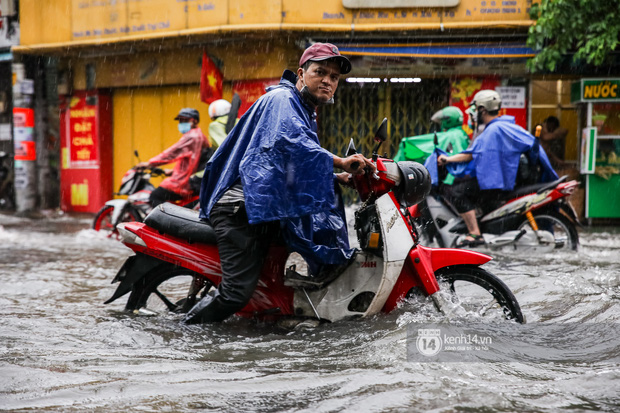 Chùm ảnh: Mưa lớn khủng khiếp, người dân TP. Thủ Đức ngán ngẩm nhìn các tuyến đường hóa thành sông - Ảnh 12.