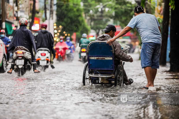 Chùm ảnh: Mưa lớn khủng khiếp, người dân TP. Thủ Đức ngán ngẩm nhìn các tuyến đường hóa thành sông - Ảnh 17.