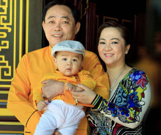 Được trao khối tài sản khổng lồ bao gồm cả khu du lịch Đại Nam, con trai út bà Phương Hằng là tỷ phú trẻ nhất Việt Nam? - Ảnh 2. Được trao khối tài sản khổng lồ bao gồm cả khu du lịch Đại Nam, con trai út bà Phương Hằng là tỷ phú trẻ nhất Việt Nam? - Ảnh 2.