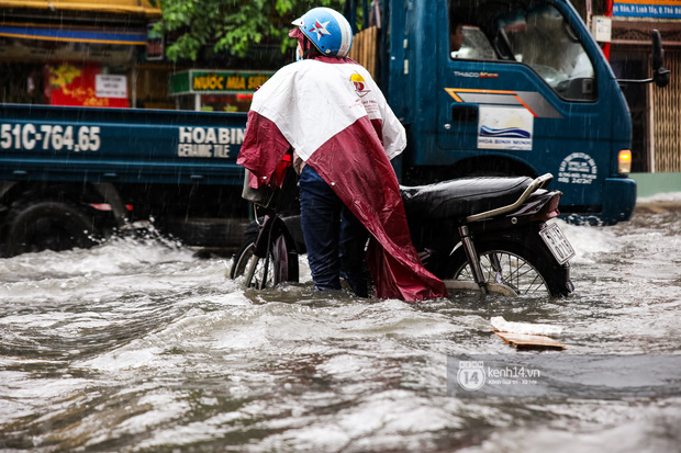 Chùm ảnh: Mưa lớn khủng khiếp, người dân TP. Thủ Đức ngán ngẩm nhìn các tuyến đường hóa thành sông - Ảnh 3.