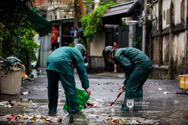 Chùm ảnh: Mưa lớn khủng khiếp, người dân TP. Thủ Đức ngán ngẩm nhìn các tuyến đường hóa thành sông - Ảnh 24.