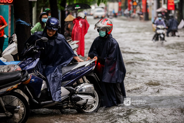 Chùm ảnh: Mưa lớn khủng khiếp, người dân TP. Thủ Đức ngán ngẩm nhìn các tuyến đường hóa thành sông - Ảnh 27.