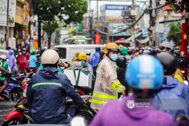 Chùm ảnh: Mưa lớn khủng khiếp, người dân TP. Thủ Đức ngán ngẩm nhìn các tuyến đường hóa thành sông - Ảnh 37.