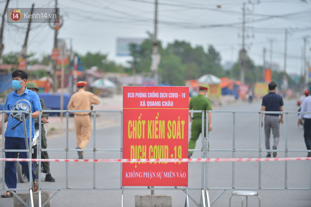  Cuộc sống công nhân đang mắc kẹt trong tâm dịch Covid-19 Bắc Giang: Ngày ngày làm bạn với điện thoại, nửa tháng ăn cơm trắng và cá khô - Ảnh 1.