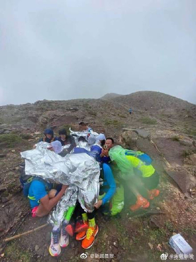 Lời kể của nhân chứng về đường chạy marathon tử thần ở Trung Quốc: Dốc núi hiểm nguy, thời tiết băng giá đột ngột khiến con người ngã quỵ  - Ảnh 2.