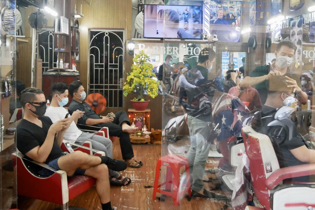  Hoả tốc: Từ 12h trưa 25/5, Hà Nội dừng bán tại chỗ nhà hàng, quán ăn uống; đóng cửa tiệm cắt tóc gội đầu - Ảnh 1.
