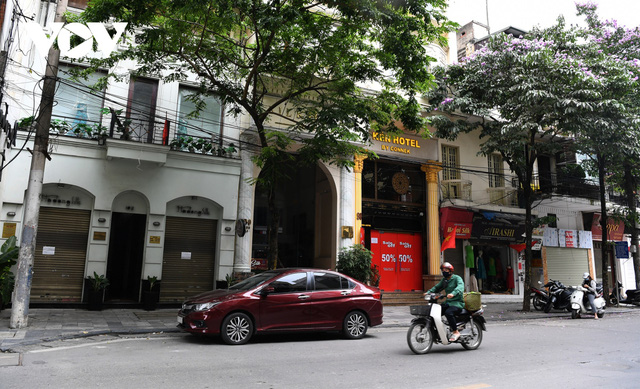 Hình ảnh các cửa hàng kinh doanh tại Hà Nội đóng cửa vì dịch COVID-19 - Ảnh 1.