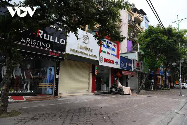 Hình ảnh các cửa hàng kinh doanh tại Hà Nội đóng cửa vì dịch COVID-19 - Ảnh 2.