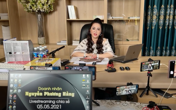 Sự thật sau mỗi livestream của bà Phương Hằng: Như chiến trận với hơn chục người hùng hậu, nhân vật cộm cán bí mật duyệt nội dung cho bà Hằng mới gây bất ngờ! - Ảnh 2.