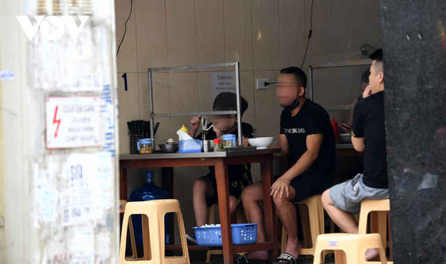 Hình ảnh các cửa hàng kinh doanh tại Hà Nội đóng cửa vì dịch COVID-19 - Ảnh 10.