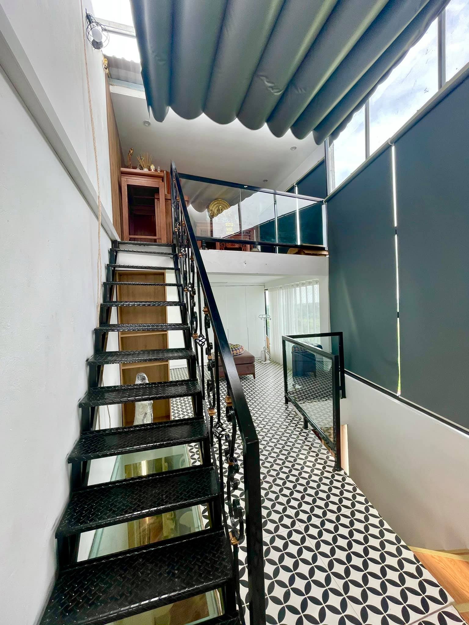 Ngôi nhà kết hợp style Á Âu của cặp vợ chồng trẻ: Phòng khách kê toàn tủ đá quý chắn lối đi, phòng ngủ sơn xanh lam khó-rời-mắt - Ảnh 13. Ngôi nhà kết hợp style Á Âu của cặp vợ chồng trẻ: Phòng khách kê toàn tủ đá quý chắn lối đi, phòng ngủ sơn xanh lam khó-rời-mắt - Ảnh 13.