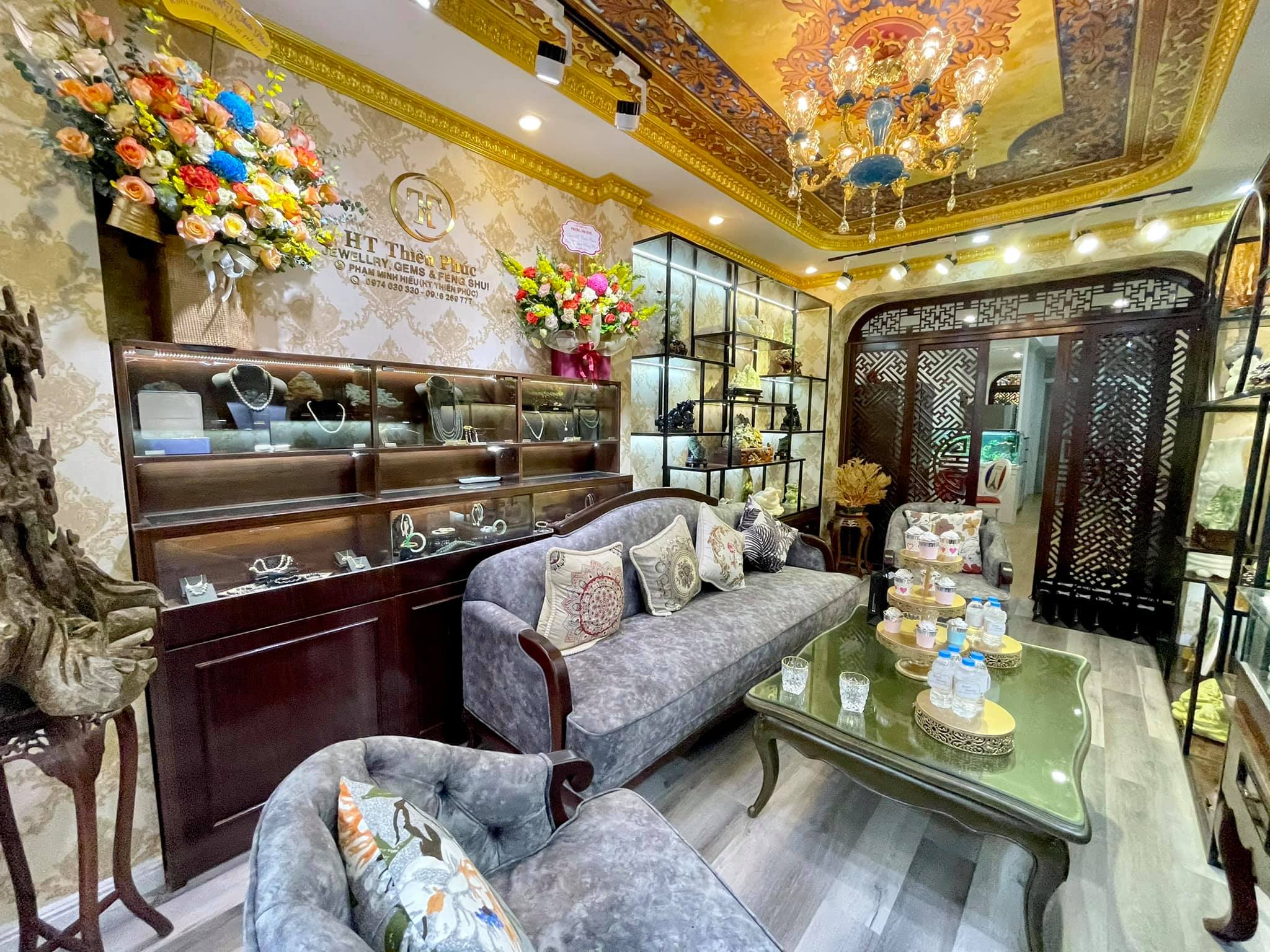 Ngôi nhà kết hợp style Á Âu của cặp vợ chồng trẻ: Phòng khách kê toàn tủ đá quý chắn lối đi, phòng ngủ sơn xanh lam khó-rời-mắt - Ảnh 3. Ngôi nhà kết hợp style Á Âu của cặp vợ chồng trẻ: Phòng khách kê toàn tủ đá quý chắn lối đi, phòng ngủ sơn xanh lam khó-rời-mắt - Ảnh 3.