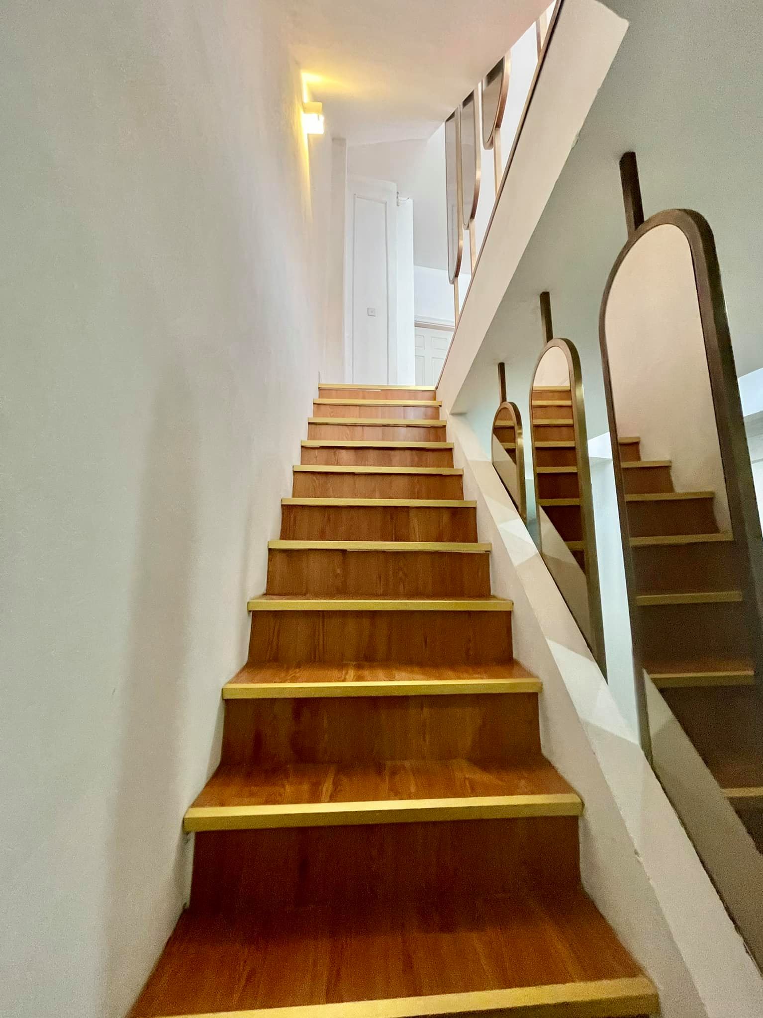 Ngôi nhà kết hợp style Á Âu của cặp vợ chồng trẻ: Phòng khách kê toàn tủ đá quý chắn lối đi, phòng ngủ sơn xanh lam khó-rời-mắt - Ảnh 7. Ngôi nhà kết hợp style Á Âu của cặp vợ chồng trẻ: Phòng khách kê toàn tủ đá quý chắn lối đi, phòng ngủ sơn xanh lam khó-rời-mắt - Ảnh 7.