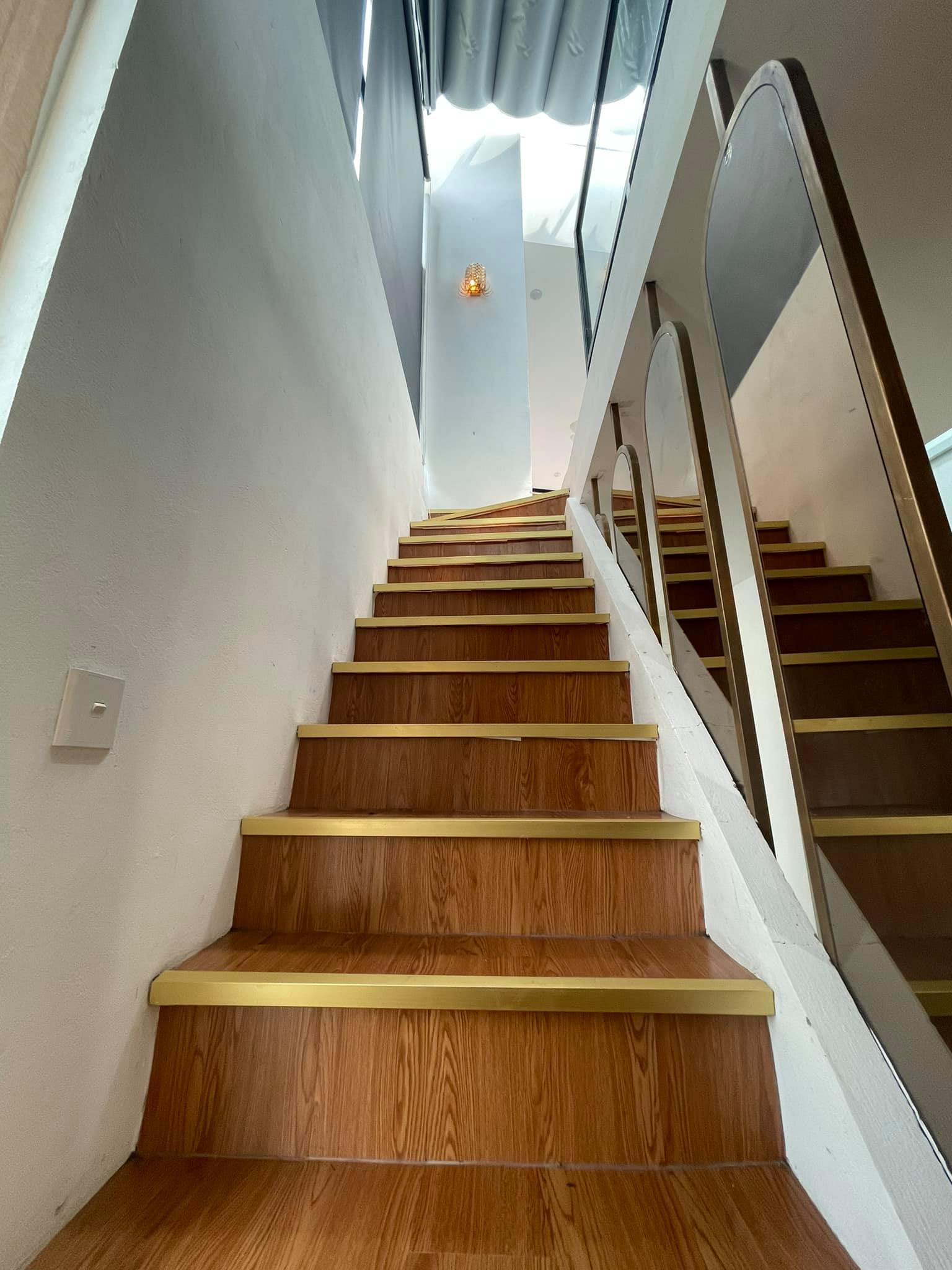 Ngôi nhà kết hợp style Á Âu của cặp vợ chồng trẻ: Phòng khách kê toàn tủ đá quý chắn lối đi, phòng ngủ sơn xanh lam khó-rời-mắt - Ảnh 8. Ngôi nhà kết hợp style Á Âu của cặp vợ chồng trẻ: Phòng khách kê toàn tủ đá quý chắn lối đi, phòng ngủ sơn xanh lam khó-rời-mắt - Ảnh 8.