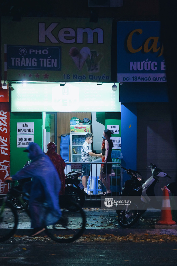  Hà Nội buổi tối vắng tanh sau công điện khẩn: 2 con phố đêm hot nhất Thủ đô cũng cửa đóng then cài - Ảnh 8.