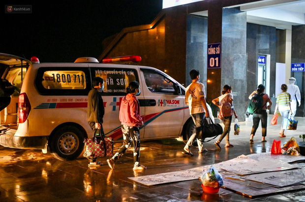  Chùm ảnh: Trắng đêm di chuyển 500 bệnh nhân Covid-19 về bệnh viện dã chiến số 2 Bắc Giang - Ảnh 12.