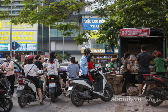  Người Hà Nội đội nắng nóng, nườm nượp chung tay giải cứu vải Bắc Giang hỗ trợ người dân vùng dịch  - Ảnh 1.