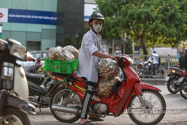  Người Hà Nội đội nắng nóng, nườm nượp chung tay giải cứu vải Bắc Giang hỗ trợ người dân vùng dịch  - Ảnh 15.