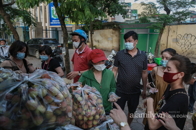  Người Hà Nội đội nắng nóng, nườm nượp chung tay giải cứu vải Bắc Giang hỗ trợ người dân vùng dịch  - Ảnh 9.