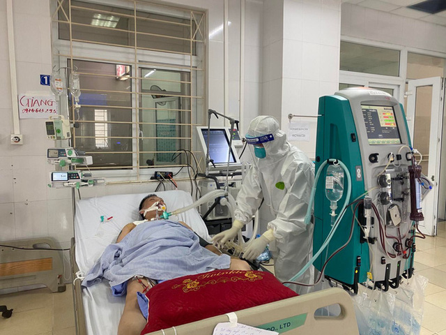  Hình ảnh xúc động: Đội phản ứng nhanh BV Chợ Rẫy túc trực ngày đêm điều trị cho các bệnh nhân nặng tại tâm dịch Bắc Giang  - Ảnh 2.