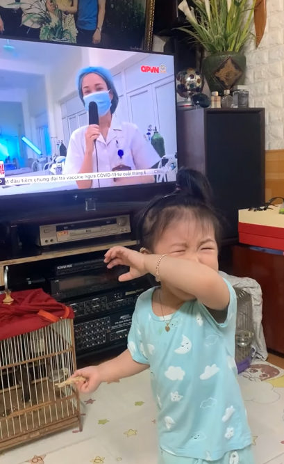  Bé gái khóc nức nở khi thấy mẹ trên tivi: Mẹ em là bác sĩ tham gia chống dịch ở Bắc Giang - Ảnh 1.