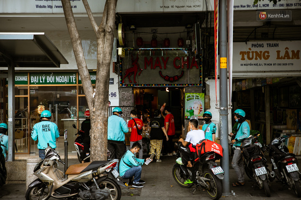  Quán xá Sài Gòn lao đao giữa mùa dịch: Thông báo bán mang đi nhưng nhiều nơi vẫn vắng hoe, khung cảnh ảm đạm bao trùm nhiều tuyến phố - Ảnh 20.