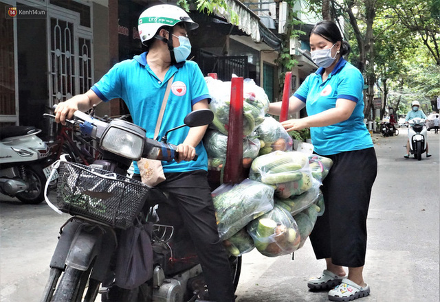  Ấm lòng những suất ăn khuya tiếp sức cho tuyến đầu chống dịch Covid-19 ở Đà Nẵng  - Ảnh 4.