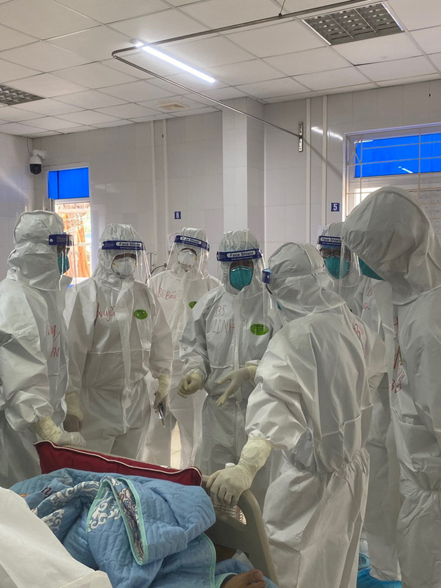  Hình ảnh xúc động: Đội phản ứng nhanh BV Chợ Rẫy túc trực ngày đêm điều trị cho các bệnh nhân nặng tại tâm dịch Bắc Giang  - Ảnh 3.