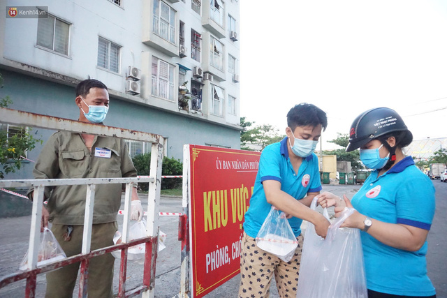  Ấm lòng những suất ăn khuya tiếp sức cho tuyến đầu chống dịch Covid-19 ở Đà Nẵng  - Ảnh 7.