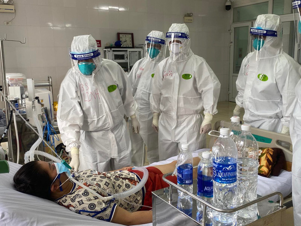  Hình ảnh xúc động: Đội phản ứng nhanh BV Chợ Rẫy túc trực ngày đêm điều trị cho các bệnh nhân nặng tại tâm dịch Bắc Giang  - Ảnh 6.