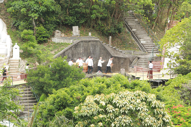 Lễ an táng trùm sòng bạc Macau Hà Hồng Sân: Con cháu gia tộc quyền quý tề tựu, chi phí tổ chức gây choáng nặng - Ảnh 7. Lễ an táng trùm sòng bạc Macau Hà Hồng Sân: Con cháu gia tộc quyền quý tề tựu, chi phí tổ chức gây choáng nặng - Ảnh 7.