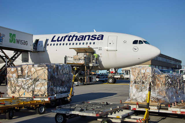 Vận tải hàng hóa “cứu” ngành hàng không châu Âu - Ảnh 1.