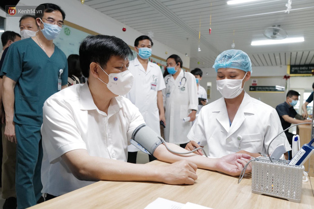 Bộ trưởng Bộ Y tế Nguyễn Thanh Long tiêm vắc xin phòng Covid-19 tại BV Bạch Mai - Ảnh 1.
