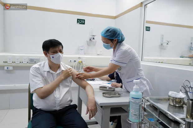 Bộ trưởng Bộ Y tế Nguyễn Thanh Long tiêm vắc xin phòng Covid-19 tại BV Bạch Mai - Ảnh 2.
