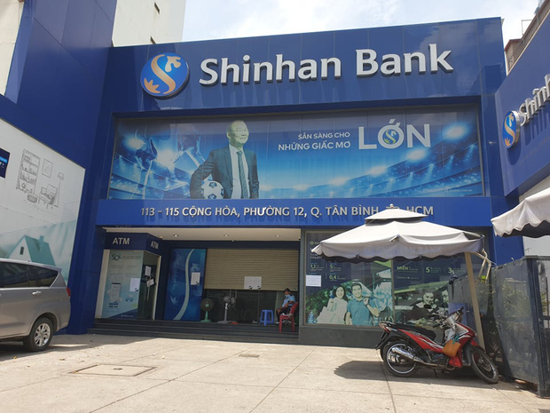 KHẨN: Những người từng đến ngân hàng Shinhan Tân Bình cần liên hệ ngay cơ quan y tế gần nhất - Ảnh 1.