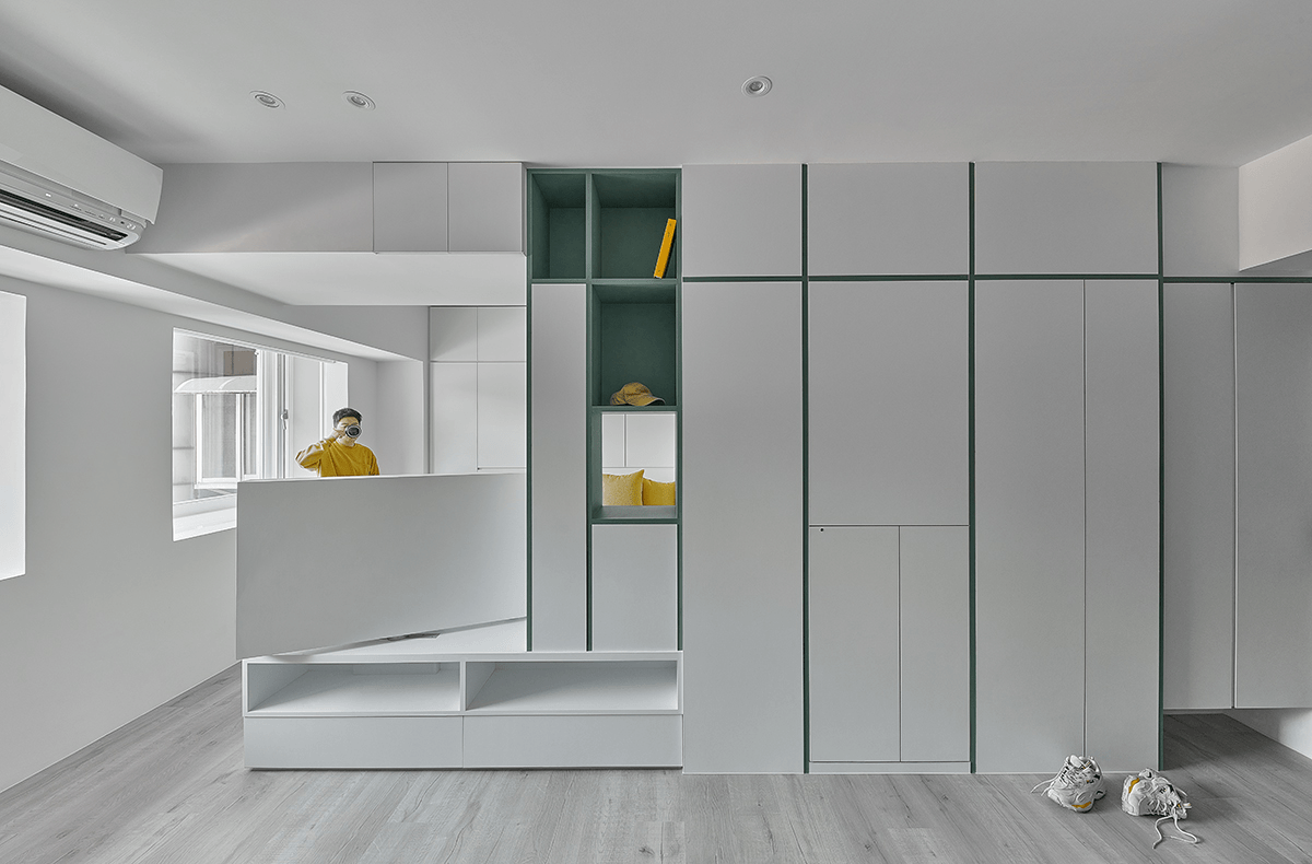 Căn hộ 22m² tối đa hóa không gian nhờ màu trắng kết hợp với hệ tủ lưu trữ thông minh - Ảnh 1.