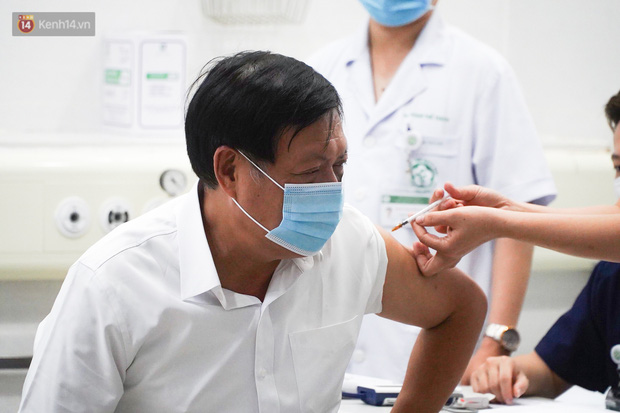Bộ trưởng Bộ Y tế Nguyễn Thanh Long tiêm vắc xin phòng Covid-19 tại BV Bạch Mai - Ảnh 3.