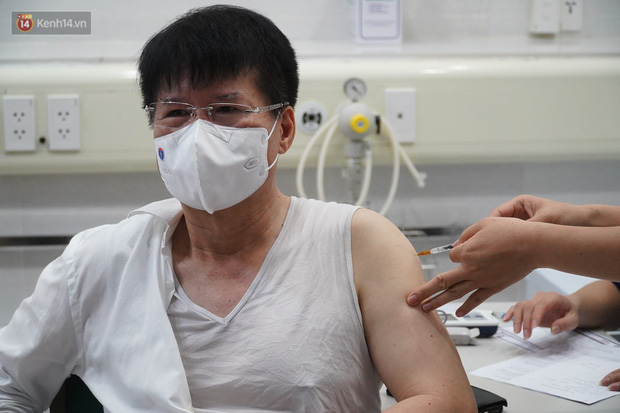 Bộ trưởng Bộ Y tế Nguyễn Thanh Long tiêm vắc xin phòng Covid-19 tại BV Bạch Mai - Ảnh 4.