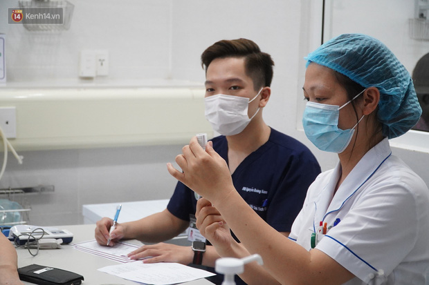 Bộ trưởng Bộ Y tế Nguyễn Thanh Long tiêm vắc xin phòng Covid-19 tại BV Bạch Mai - Ảnh 5.