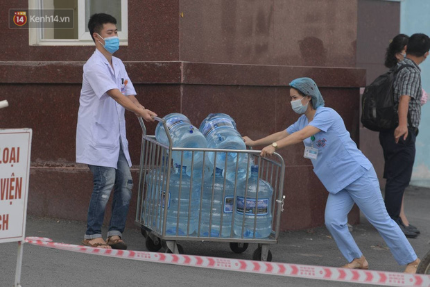 Ảnh: Cận cảnh phong toả Bệnh viện K Tân Triều sau khi ghi nhận 10 ca dương tính SARS-CoV-2 - Ảnh 6.