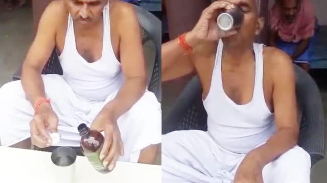  Nghị sĩ Ấn Độ thị phạm uống nước tiểu bò để chống Covid-19: Uống tốt nhất vào buổi sáng khi bụng đói - Ảnh 2.