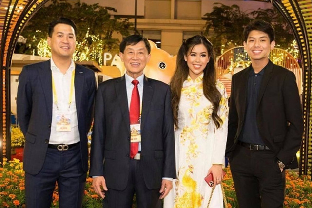 Hiếu Nguyễn - thiếu gia nghìn tỷ của gia đình Johnathan Hạnh Nguyễn: Từng thử sức làm nhân viên bán hàng tại công ty bố, kín đáo đời tư và cuộc sống sang chảnh như ông hoàng - Ảnh 7. Hiếu Nguyễn - thiếu gia nghìn tỷ của gia đình Johnathan Hạnh Nguyễn: Từng thử sức làm nhân viên bán hàng tại công ty bố, kín đáo đời tư và cuộc sống sang chảnh như ông hoàng - Ảnh 7.