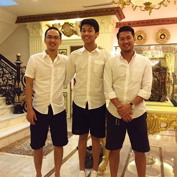 Hiếu Nguyễn - thiếu gia nghìn tỷ của gia đình Johnathan Hạnh Nguyễn: Từng thử sức làm nhân viên bán hàng tại công ty bố, kín đáo đời tư và cuộc sống sang chảnh như ông hoàng - Ảnh 2. Hiếu Nguyễn - thiếu gia nghìn tỷ của gia đình Johnathan Hạnh Nguyễn: Từng thử sức làm nhân viên bán hàng tại công ty bố, kín đáo đời tư và cuộc sống sang chảnh như ông hoàng - Ảnh 2.