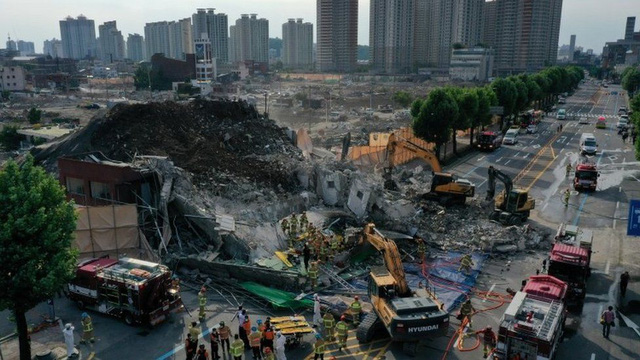  Hàn Quốc: Tòa nhà đổ sập như thảm họa trên phim, 9 người thiệt mạng trong chiếc xe buýt bị đè bẹp  - Ảnh 3.