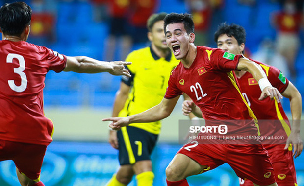  Thắng kịch tính Malaysia với tỉ số 2 - 1, Việt Nam tiến sát tới tấm vé đi tiếp lịch sử! - Ảnh 1.