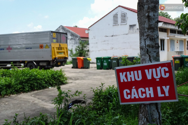  Theo chân những chiến binh thầm lặng thu gom rác từ khu cách ly, bệnh viện dã chiến ở Sài Gòn - Ảnh 1.