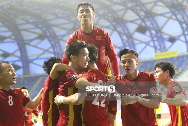  Đội tuyển Việt Nam được thưởng nóng 3 tỷ đồng sau chiến thắng 2-1 trước Malaysia  - Ảnh 1.