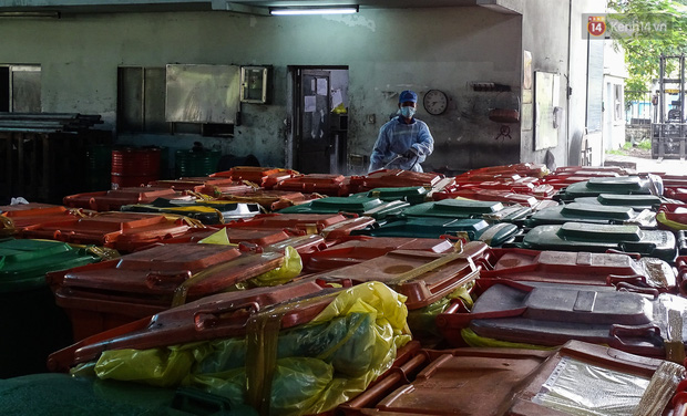  Theo chân những chiến binh thầm lặng thu gom rác từ khu cách ly, bệnh viện dã chiến ở Sài Gòn - Ảnh 11.